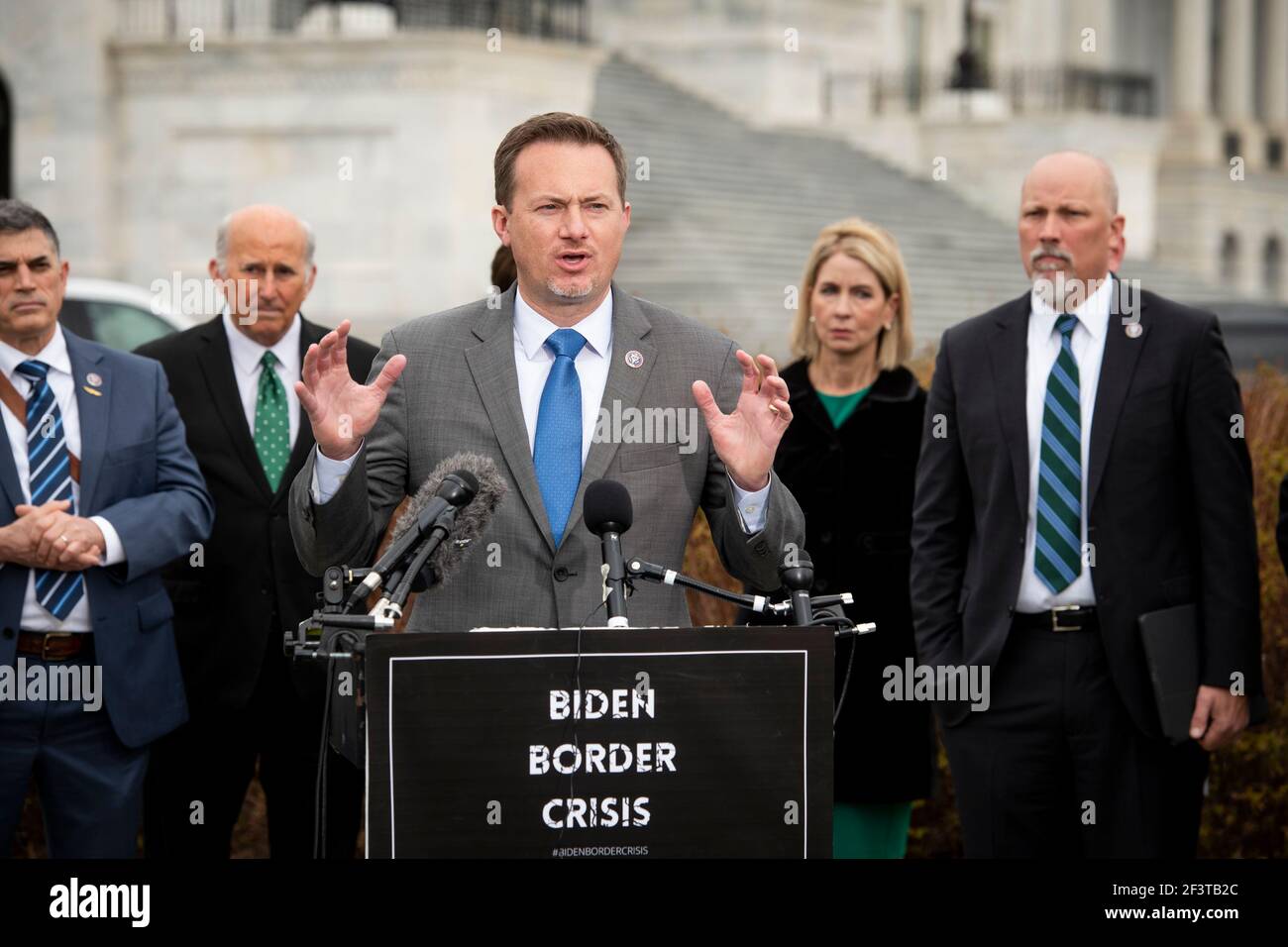 Il rappresentante degli Stati Uniti Michael Cloud (Repubblicano del Texas) offre osservazioni durante una conferenza stampa della Casa Freedom Caucus sull'immigrazione al confine meridionale, al di fuori del Campidoglio degli Stati Uniti a Washington, DC, mercoledì 17 marzo 2021. Credit: Rod Lamkey/CNP | utilizzo in tutto il mondo Foto Stock