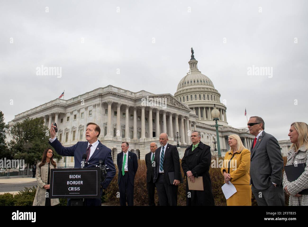 Il Rappresentante degli Stati Uniti Randy Weber (Repubblicano del Texas) offre osservazioni durante una conferenza stampa della Casa Freedom Caucus sull'immigrazione al confine meridionale, al di fuori del Campidoglio degli Stati Uniti a Washington, DC, mercoledì 17 marzo 2021. Credit: Rod Lamkey/CNP | utilizzo in tutto il mondo Foto Stock