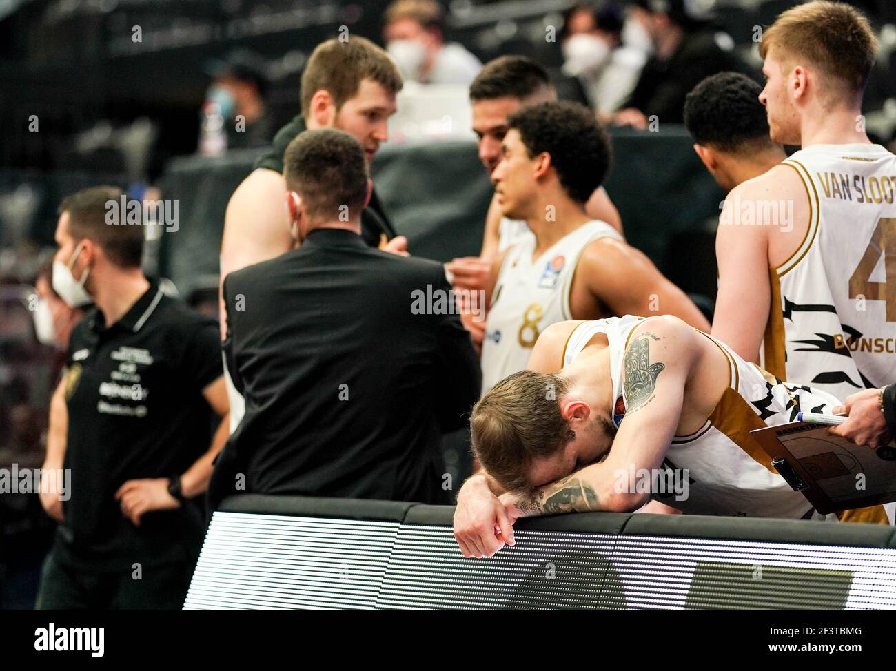 Amburgo, Germania. 17 Marzo 2021. Pallacanestro: Bundesliga, Hamburg Towers - Löwen Braunschweig, Main Round, Matchday 15. La guardia di Braunschweig Arnas Velicka mette la testa sulle tavole. Credit: Axel Heimken/dpa/Alamy Live News Foto Stock