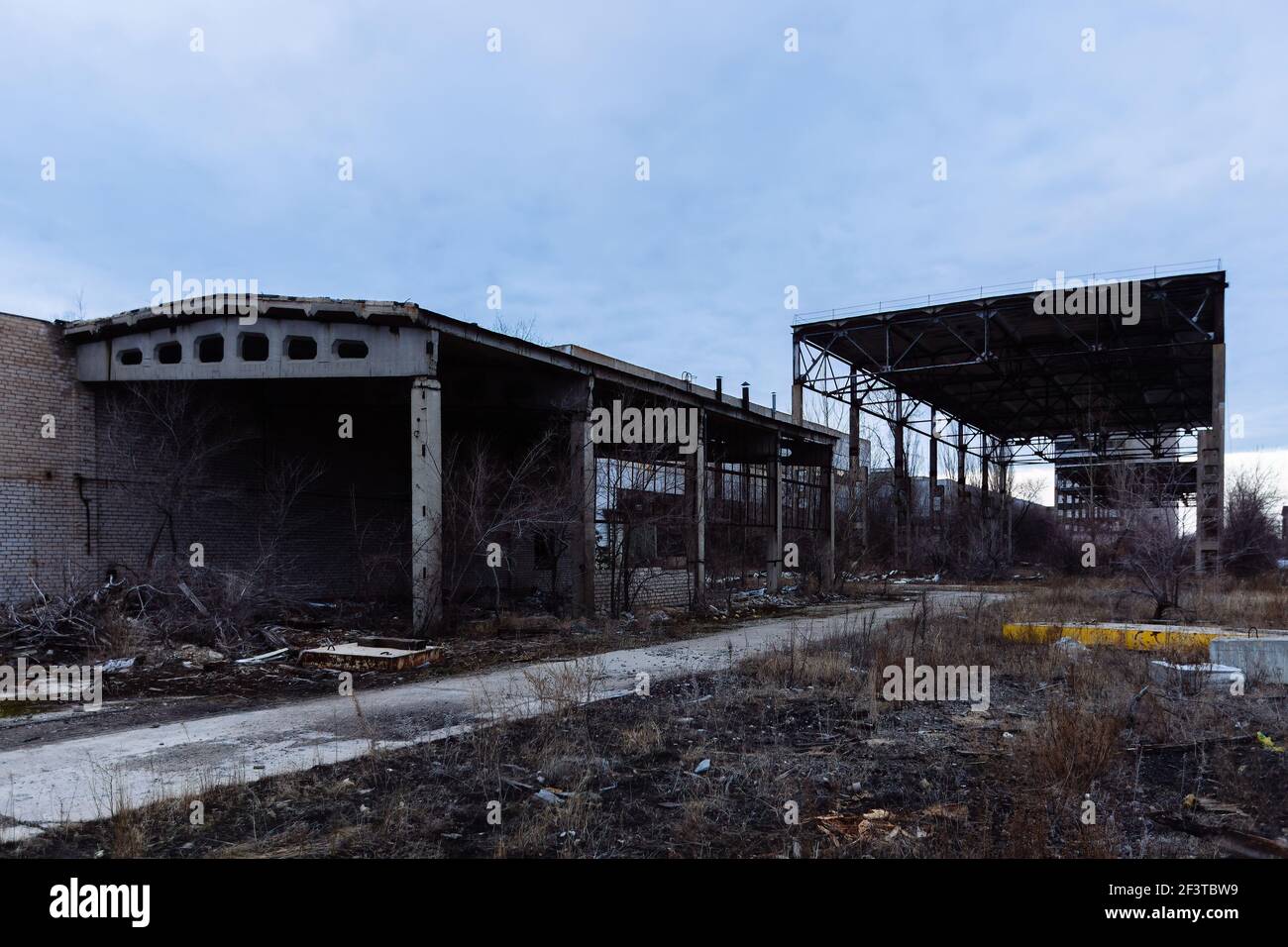 Territorio di area industriale abbandonata in attesa di demolizione Foto Stock