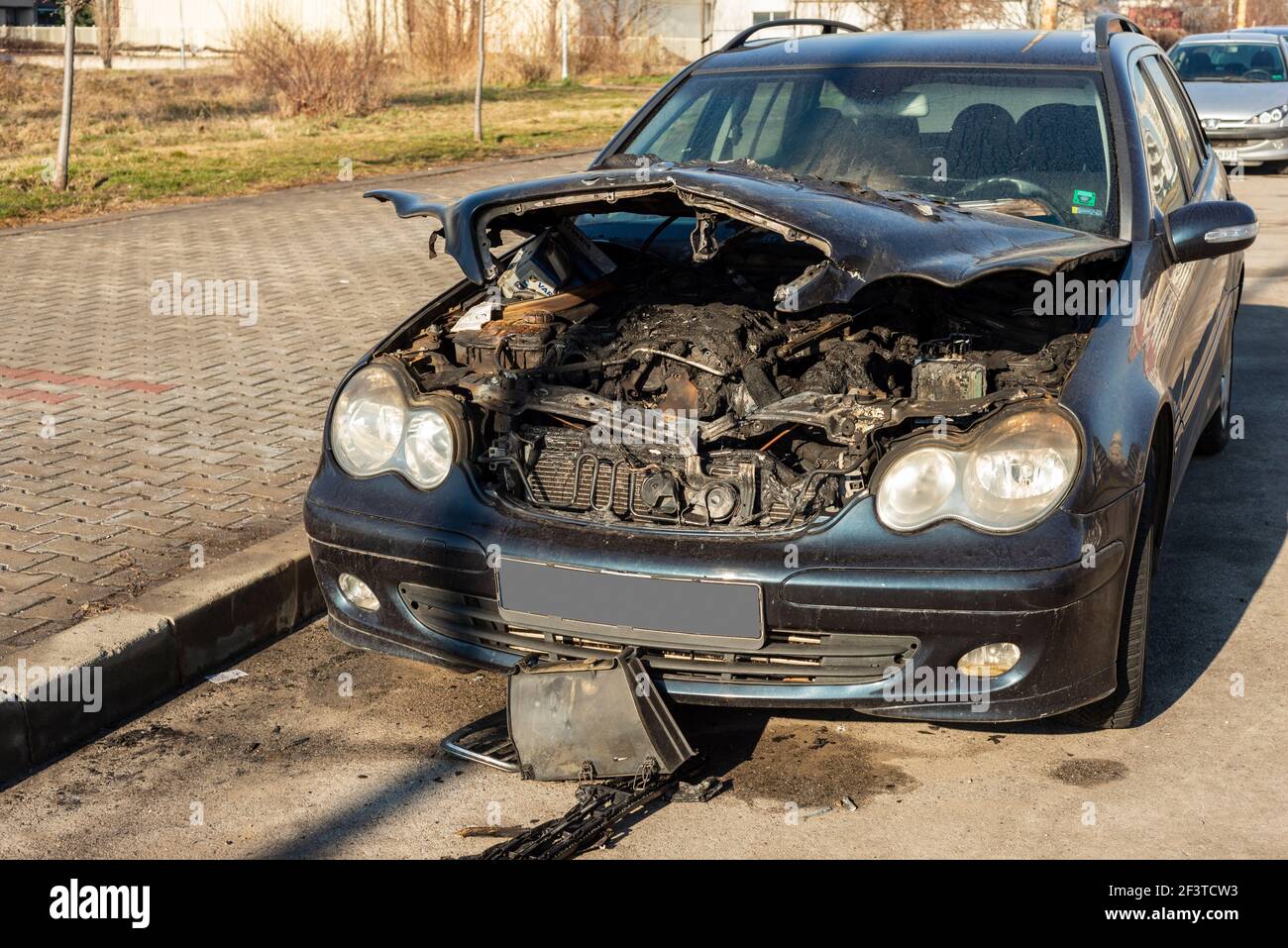 Bruciato vano motore di auto danneggiata in una strada a Sofia, Bulgaria, Europa Foto Stock