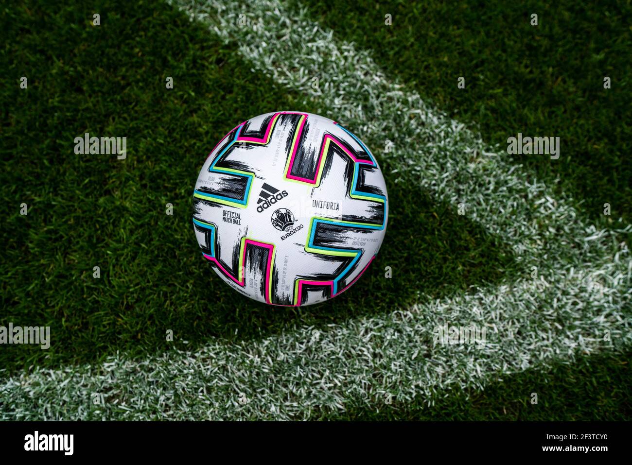 ‘Uniforia’ - la palla ufficiale per la partita UEFA EURO2020 by Adidas REDAZIONALE ONLY! Adidas via Kolvenbach Foto Stock