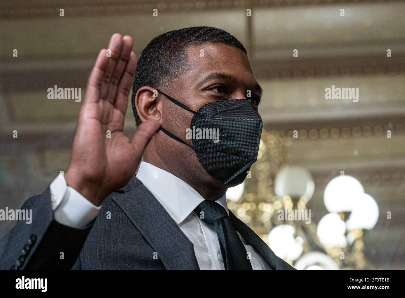 Washington, Stati Uniti d'America. 17 Marzo 2021. Michael Regan tiene la sua mano in su come è giurato-in dal vice presidente degli Stati Uniti Kamala Harris durante un giuramento cerimoniale-in come amministratore EPA nell'edificio Eisenhower dell'ufficio esecutivo a Washington, Stati Uniti, 17 marzo 2021. Credit: Ken Cedeno/Pool via CNP | Usage worldwide Credit: dpa/Alamy Live News Foto Stock
