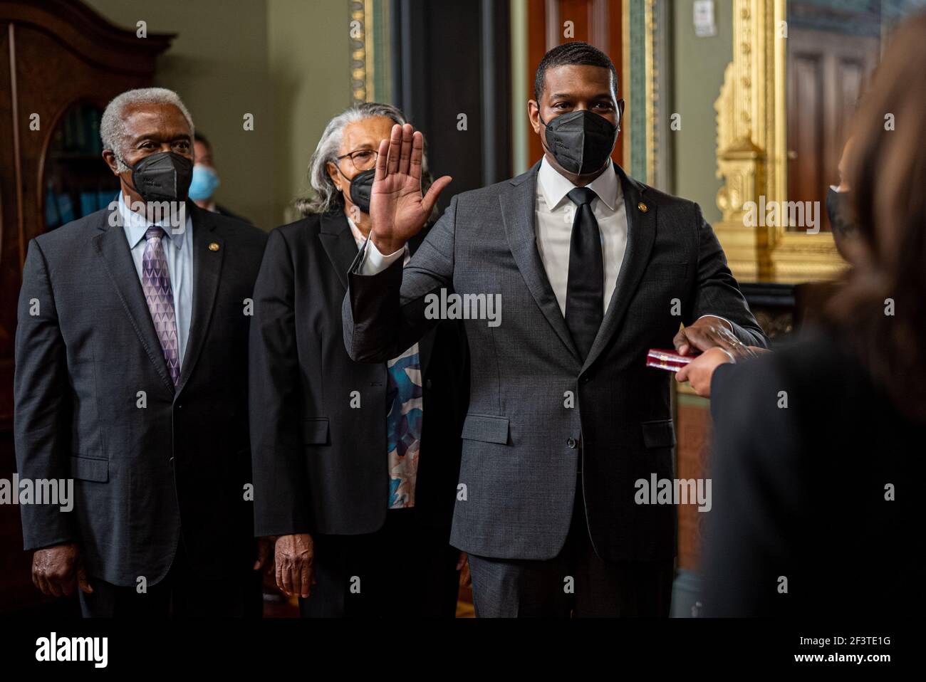 Da dietro. 17 Marzo 2021. Il Vice Presidente degli Stati Uniti Kamala Harris giura a Michael Regan come Amministratore EPA nell'Eisenhower Executive Office Building di Washington, Stati Uniti, 17 marzo 2021. La madre di Regan, Mavis Artis Regan, e il padre Zeb Stuart Regan guardano da dietro. Credit: Ken Cedeno/Pool via CNP | Usage worldwide Credit: dpa/Alamy Live News Foto Stock