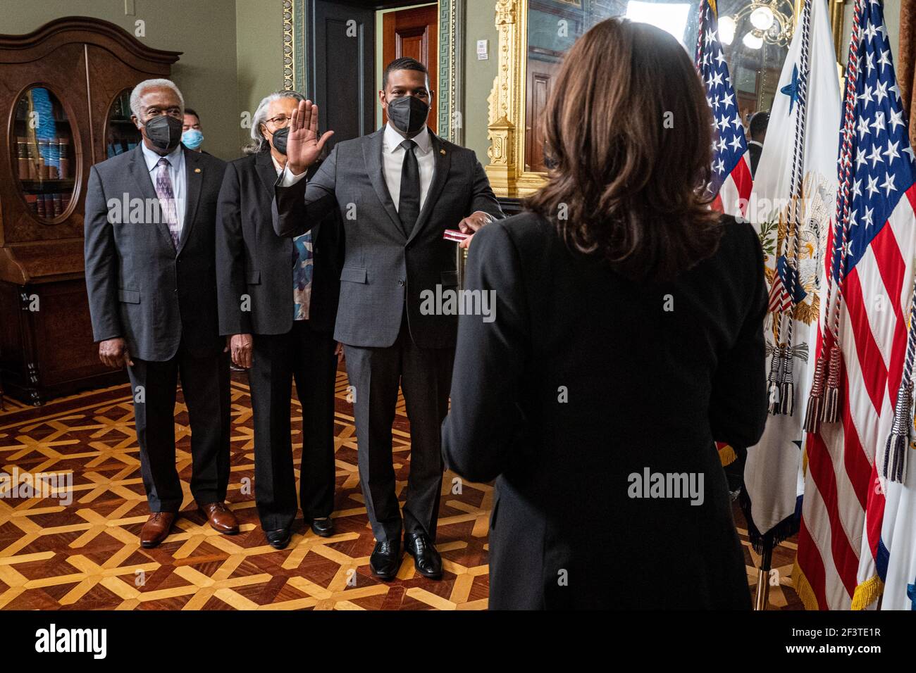 Da dietro. 17 Marzo 2021. Il Vice Presidente degli Stati Uniti Kamala Harris giura a Michael Regan come Amministratore EPA nell'Eisenhower Executive Office Building di Washington, Stati Uniti, 17 marzo 2021. La madre di Regan, Mavis Artis Regan, e il padre Zeb Stuart Regan guardano da dietro. Credit: Ken Cedeno/Pool via CNP | Usage worldwide Credit: dpa/Alamy Live News Foto Stock