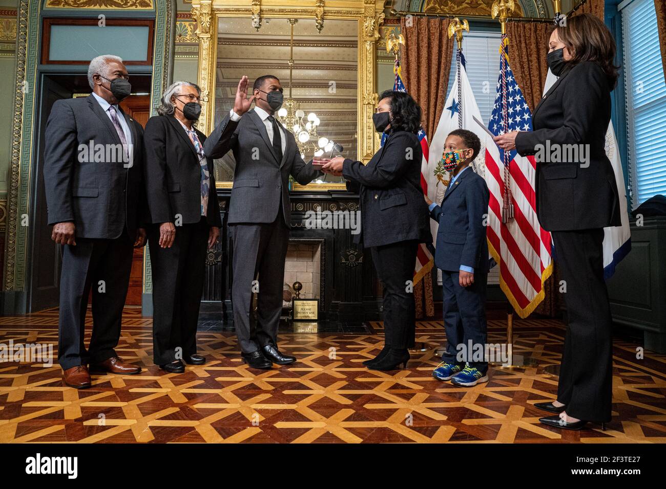 Washington, Stati Uniti d'America. 17 Marzo 2021. Il Vice Presidente degli Stati Uniti Kamala Harris giura a Michael Regan come Amministratore EPA nell'Eisenhower Executive Office Building di Washington, Stati Uniti, 17 marzo 2021. La moglie di Regan Melvina Thomas Regan, detiene la Bibbia come membri della famiglia Mavis Artis Regan, madre, II L, Zeb Stuart Regan, padre Jr. A sinistra, e Matthew Silas Regan, figlio, di 7 anni guarda sopra. Credit: Ken Cedeno/Pool via CNP | Usage worldwide Credit: dpa/Alamy Live News Foto Stock