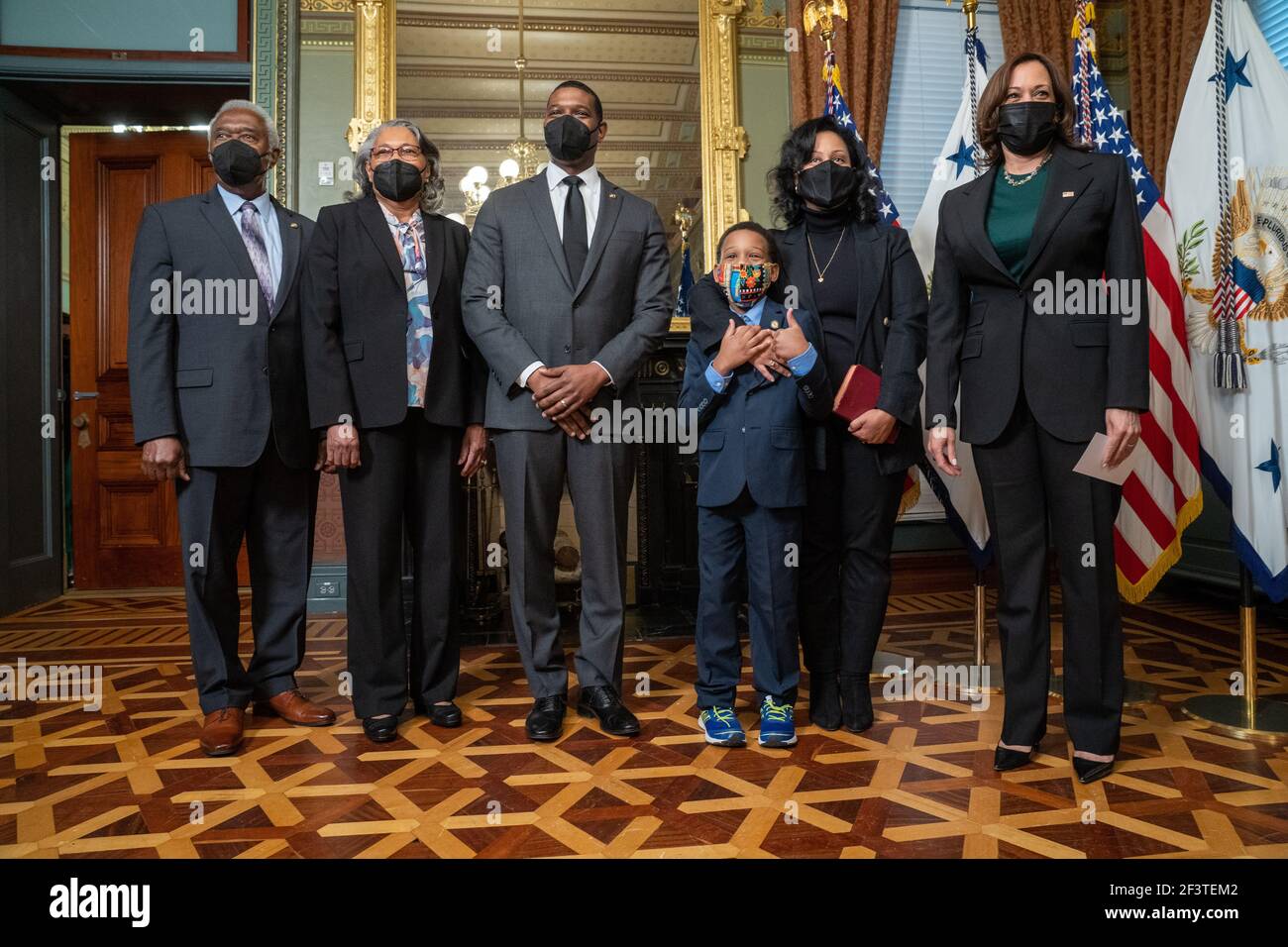Il Vice Presidente degli Stati Uniti Kamala Harris è in piedi con l'Amministratore EPA Michael Regan e la sua famiglia dopo il giurare-in nel Eisenhower Executive Office Building a Washington, Stati Uniti, 17 marzo 2021. La famiglia di Regan ha lasciato a destra, padre Zeb Stuart Regan, Jr., Mavis Artis Regan, madre, Matthew Silas Regan, 7 anni, e la moglie Melvina Thomas Regan.Credit: Ken Cedeno/Pool via CNP | utilizzo in tutto il mondo Foto Stock