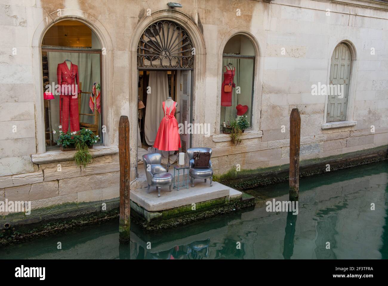 negozio di abbigliamento con finestra sul rio de moise in venezia Foto Stock