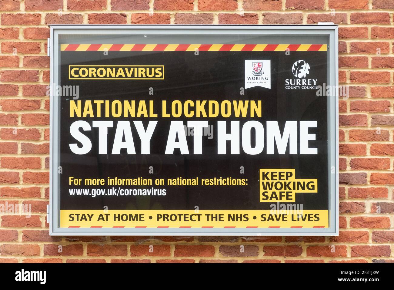 Firma o avviso durante il 19 coronavirus covid-2021 pandemico blocco nazionale che dice soggiorno a casa, nel centro di Woking, Surrey, Inghilterra, Regno Unito Foto Stock