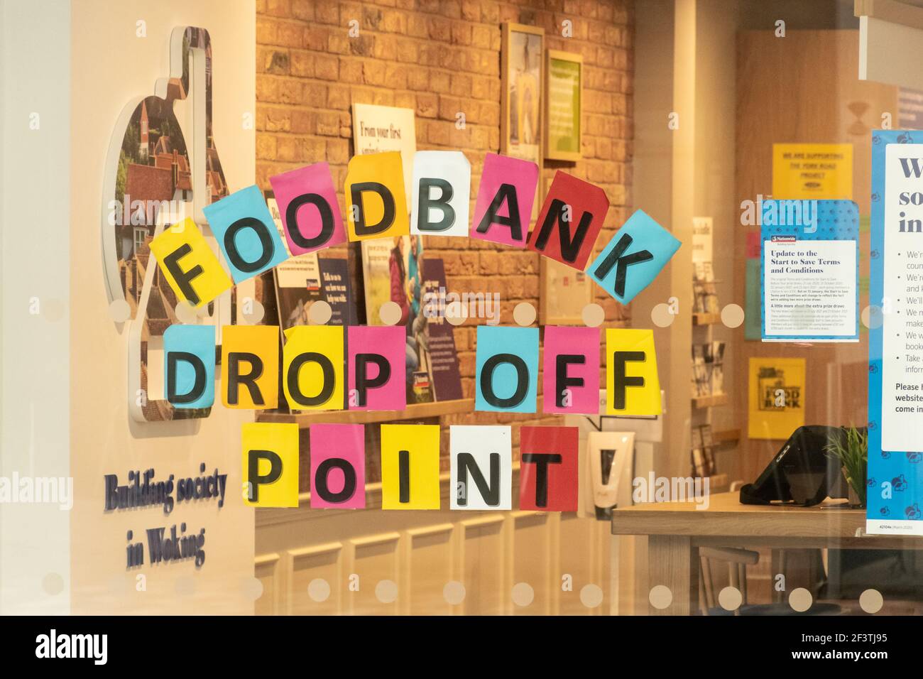 Punto di rientro a Foodbank nella filiale di Woking della Nationwide Building Society a Surrey, Regno Unito, durante la pandemia del Coronavirus Covid-19, 2021 Foto Stock