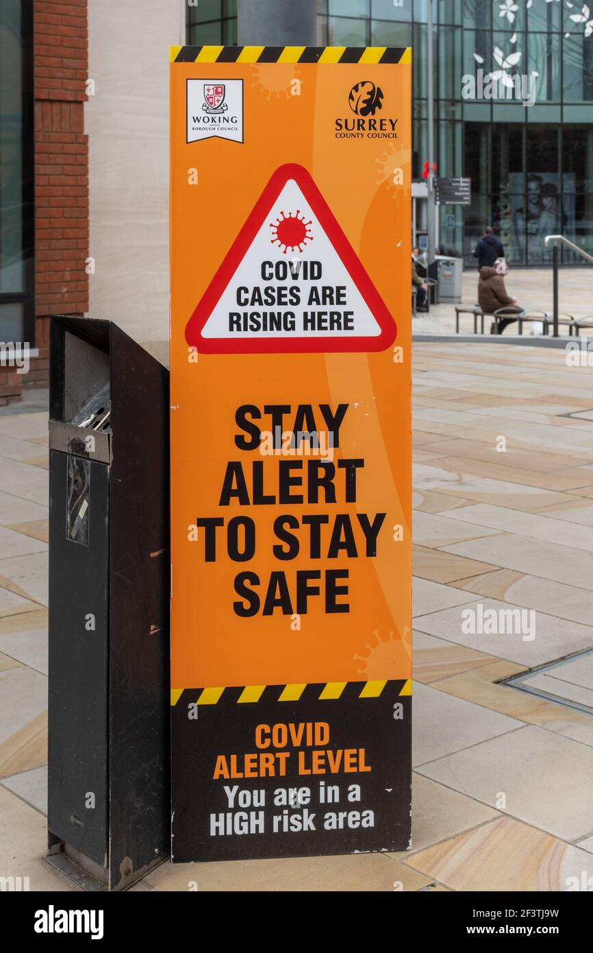 Segnale di avvertimento che i casi di Covid stanno aumentando qui, stare attenti per rimanere al sicuro, nel centro della città di Woking, Surrey, Inghilterra, Regno Unito, marzo 2021 Foto Stock