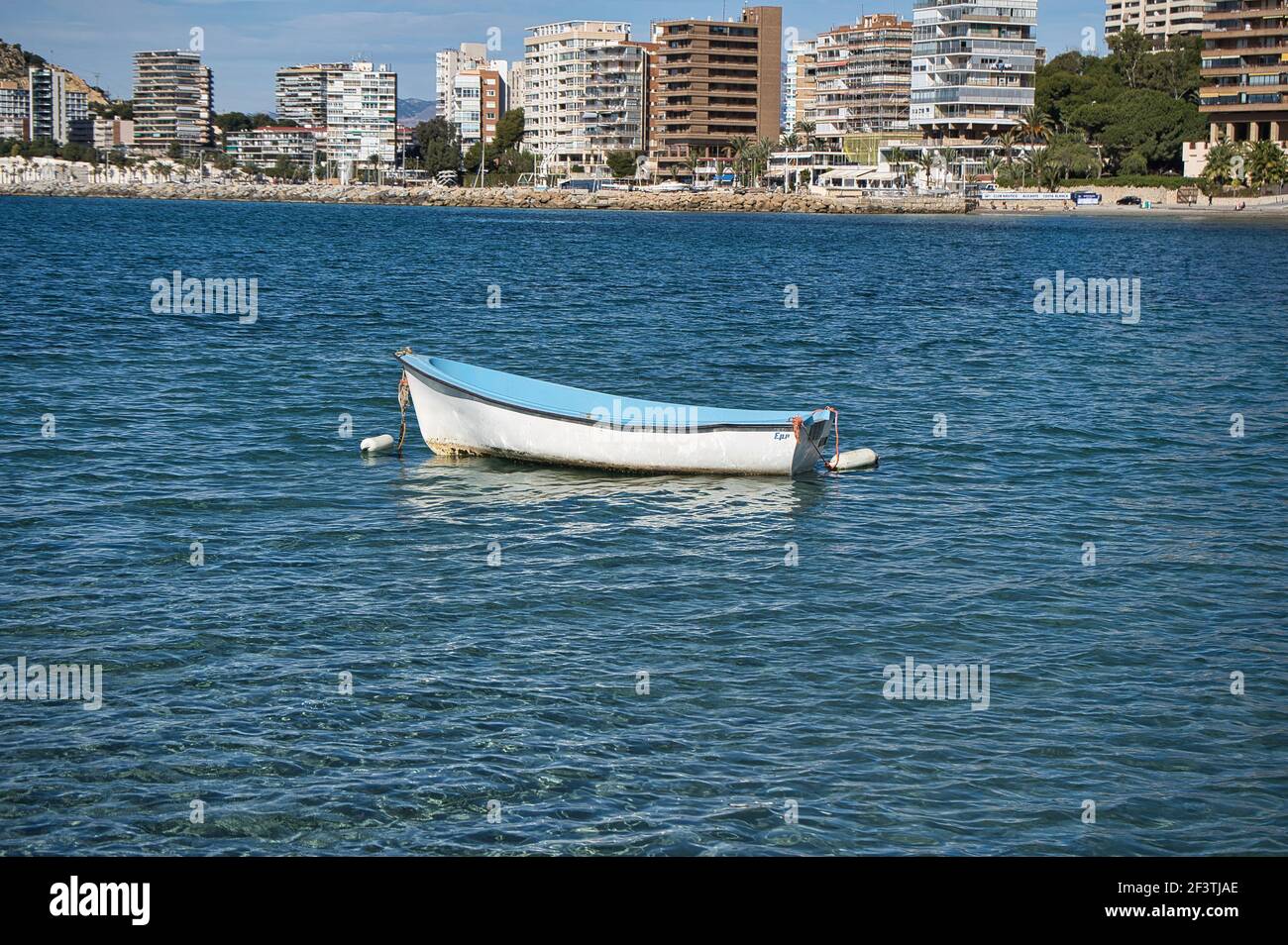 Barche sulla spiaggia, situata a Alicante, Spagna. Visualizza Foto Stock