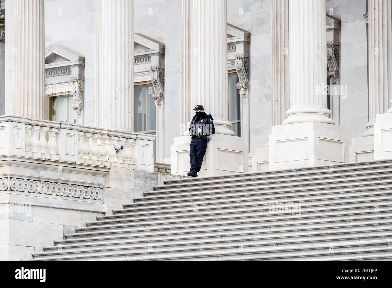 Washington, DC, Stati Uniti. 17 Marzo 2021. 17 marzo 2021 - Washington, DC, Stati Uniti: Ufficiale del Campidoglio degli Stati Uniti in piedi sui gradini orientali del Campidoglio degli Stati Uniti. Credit: Michael Brochstein/ZUMA Wire/Alamy Live News Foto Stock
