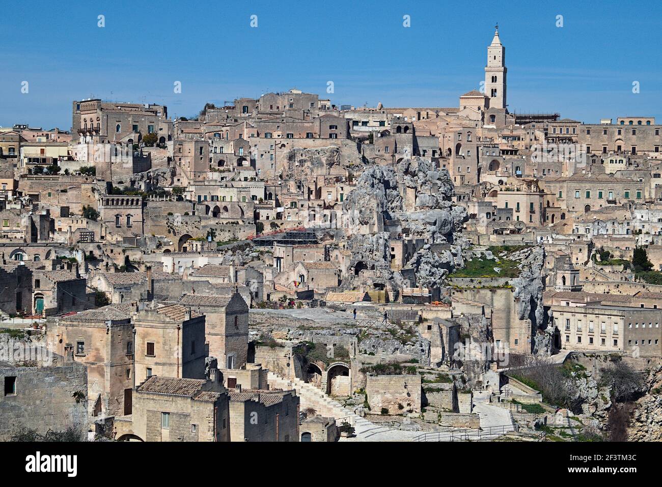 Matera, una città da visitare, ammirare, scoprire. Un viaggio nel passato, trasportato ai vicoli e alle costruzioni in tufo di un patrimonio dell'UNESCO. Foto Stock