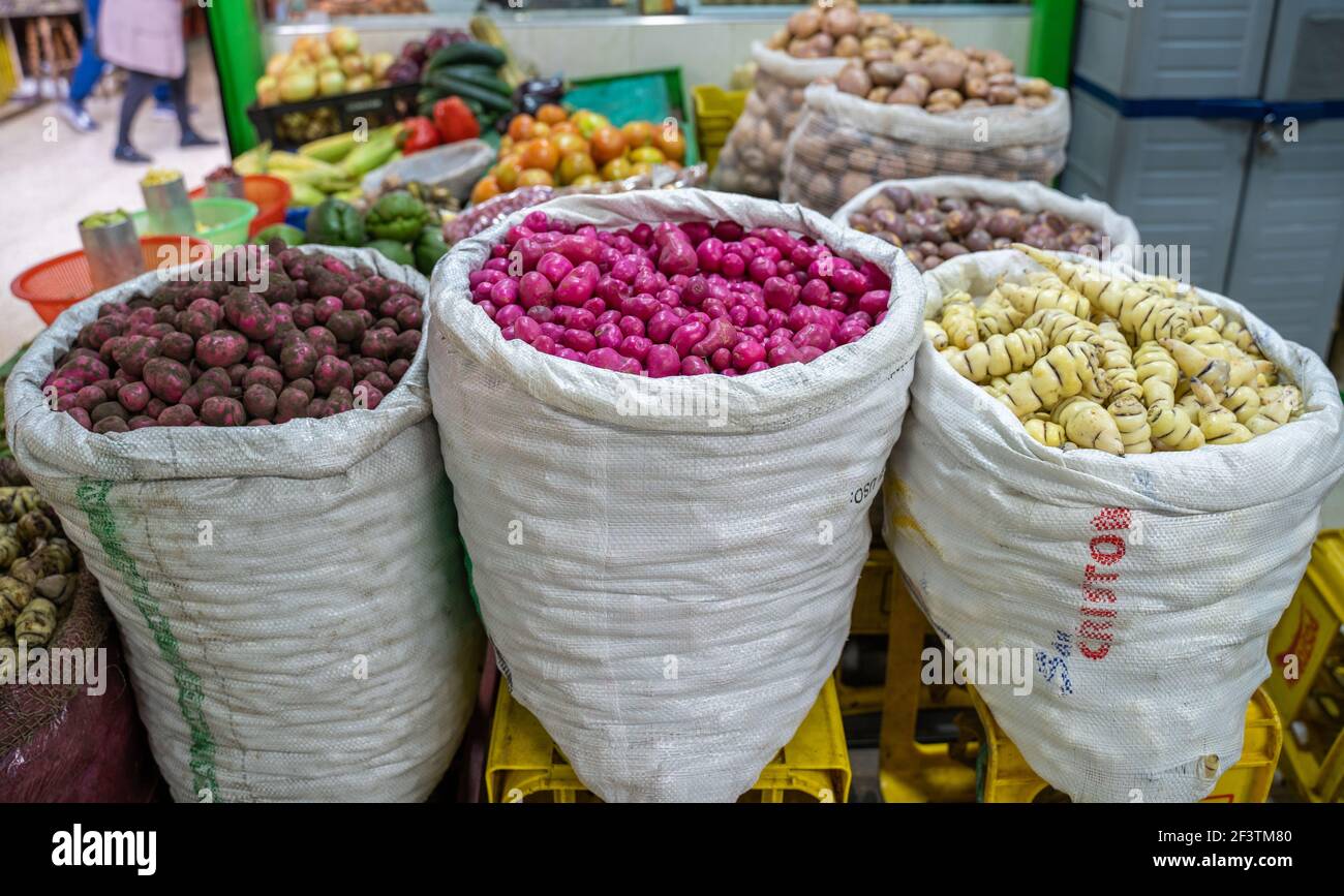 Patate stand al mercato di Paloquemao, Bogotà, Colombia Foto Stock