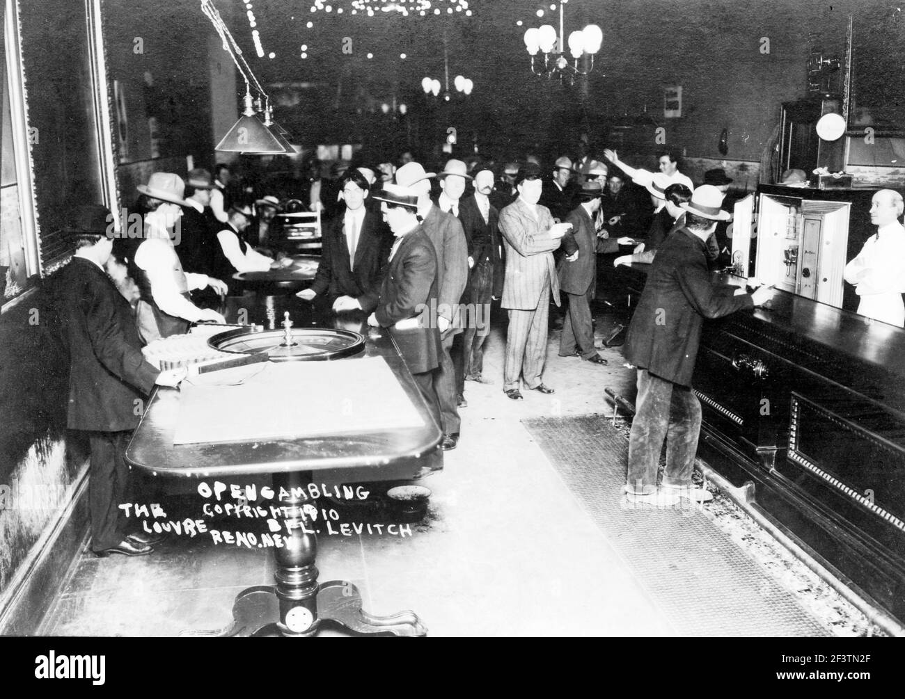 Gioco d'azzardo aperto, il Louvre, Reno, Nevada - Vista in gioco d'azzardo casinò, roulette tavolo e bar in primo piano, 1910 Foto Stock