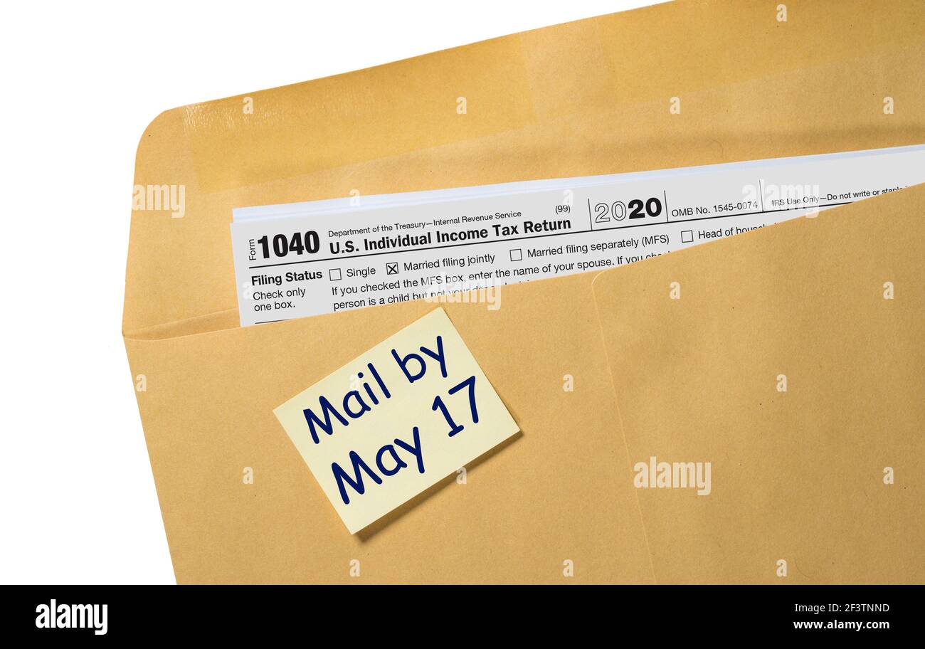 Copia stampata del modulo 1040 per la dichiarazione delle imposte sul reddito per 2020 con promemoria per la scadenza di maggio 17 2021 Foto Stock