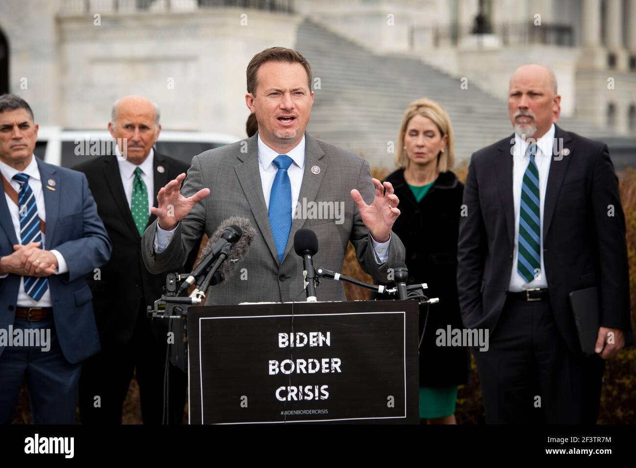 Il rappresentante degli Stati Uniti Michael Cloud (Repubblicano del Texas) offre osservazioni durante una conferenza stampa della Casa Freedom Caucus sull'immigrazione al confine meridionale, al di fuori del Campidoglio degli Stati Uniti a Washington, DC, mercoledì 17 marzo 2021. Credito: Rod Lammey/CNP /MediaPunch Foto Stock