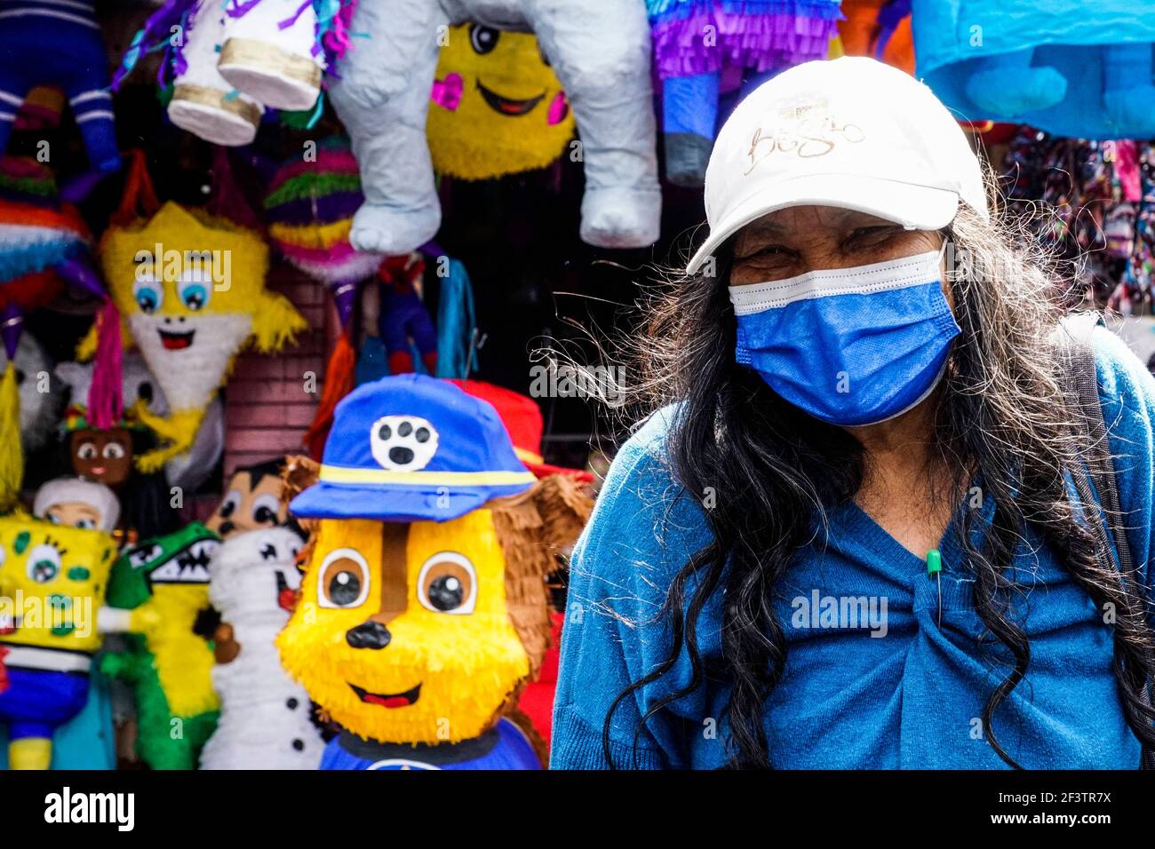 San Salvador, El Salvador. 17 Marzo 2021. Una donna che indossa una maschera viso gesti al di fuori di un negozio piÃ±ATA a San Salvador.El Salvador riporta 62,531 casi confermati COVID-19 e 1962 morti. Credit: Camilo Freedman/ZUMA Wire/Alamy Live News Foto Stock