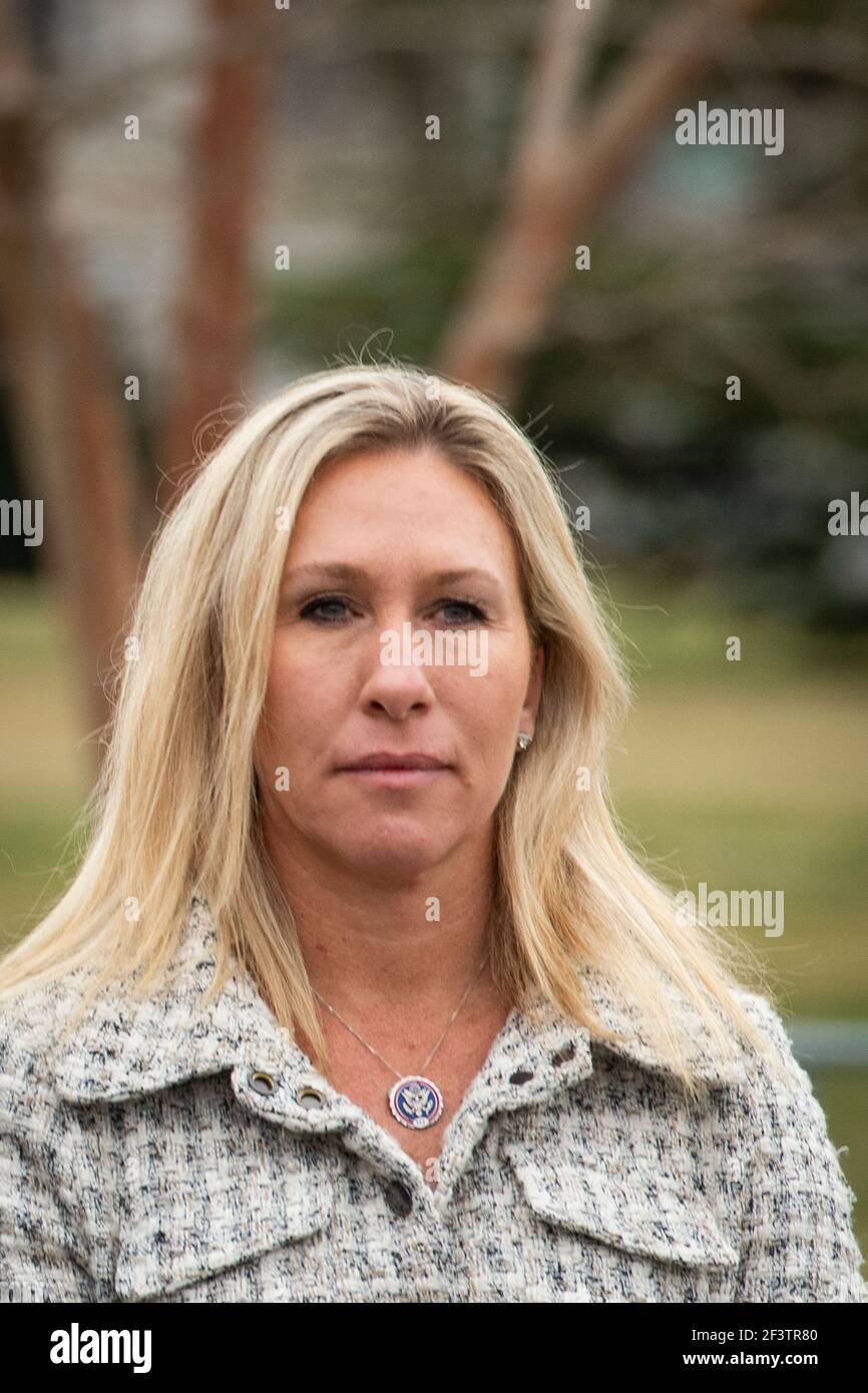 Il Rappresentante degli Stati Uniti Marjorie Taylor Greene (Repubblicano della Georgia) ascolta i relatori durante una conferenza stampa della Casa Freedom Caucus sull'immigrazione al confine meridionale, al di fuori del Campidoglio degli Stati Uniti a Washington, DC, mercoledì 17 marzo 2021. Credito: Rod Lammey/CNP /MediaPunch Foto Stock