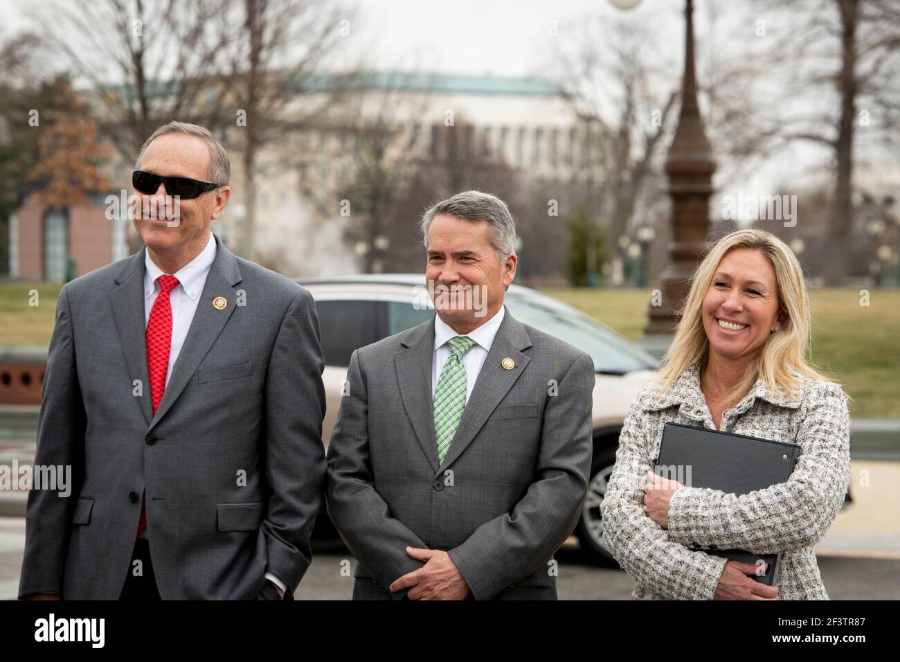 Rappresentante degli Stati Uniti Andy Biggs (repubblicano dell'Arizona), sinistra, rappresentante degli Stati Uniti Jody Hice (repubblicano della Georgia), centro, E il rappresentante degli Stati Uniti Marjorie Taylor Greene (repubblicano della Georgia), destra, chiacchiera durante una conferenza stampa dal CAucus della libertà della Camera sull'immigrazione al confine meridionale, fuori del Campidoglio degli Stati Uniti a Washington, DC, mercoledì 17 marzo 2021. Credito: Rod Lammey/CNP /MediaPunch Foto Stock