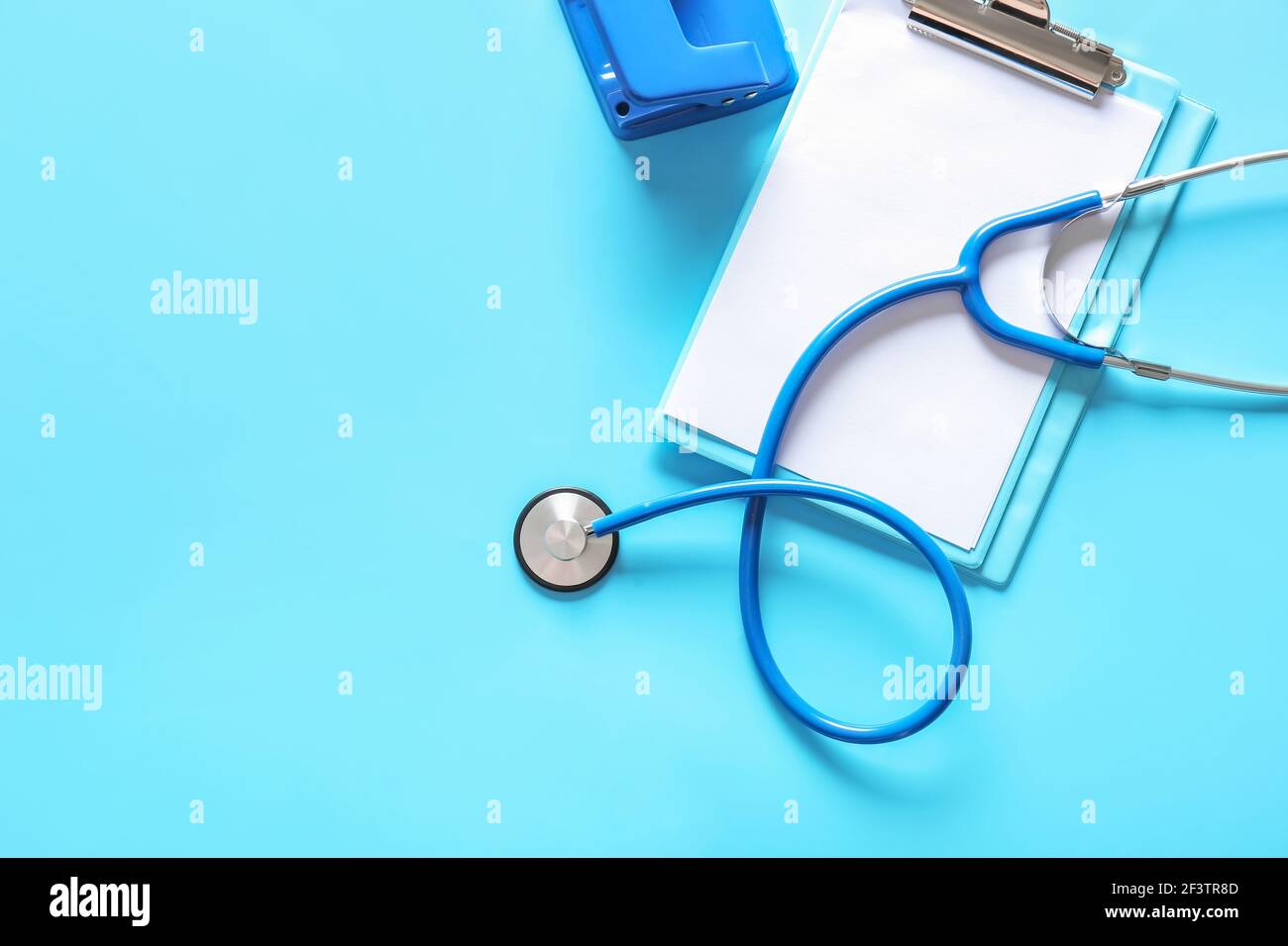 Stetoscopio e appunti su sfondo a colori Foto Stock