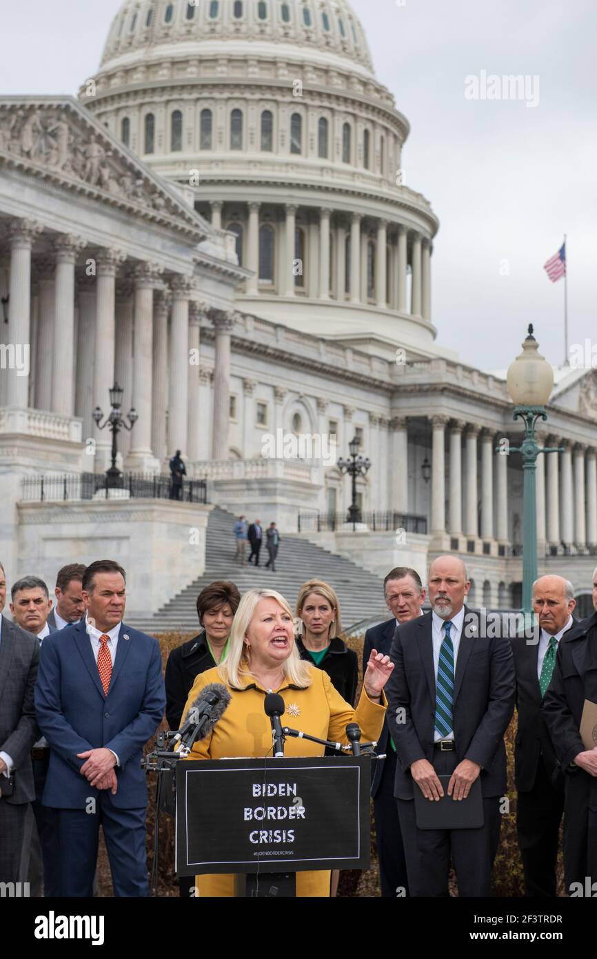 Il Rappresentante degli Stati Uniti Debbie Lesko (Repubblicano dell'Arizona) ha commentato durante una conferenza stampa della Casa Freedom Caucus sull'immigrazione al confine meridionale, al di fuori del Campidoglio degli Stati Uniti a Washington, DC, mercoledì 17 marzo 2021. Credito: Rod Lammey/CNP /MediaPunch Foto Stock