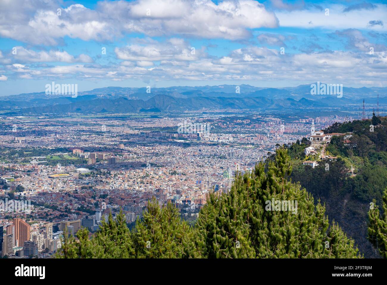 Incredibile panorama su Bogotà e Cerro de Monserrate da Cerro de Guadalupe, Colombia Foto Stock