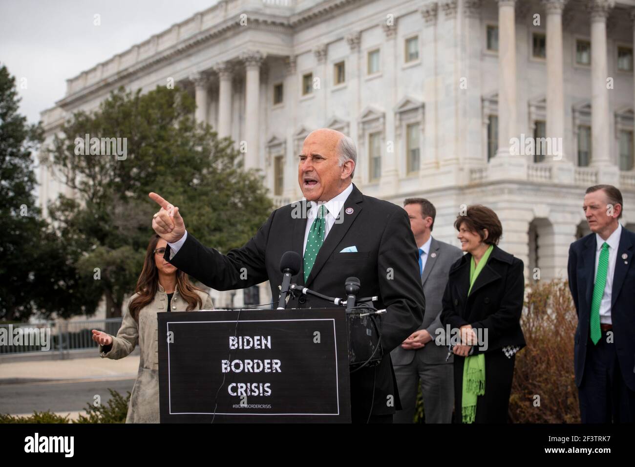 Il rappresentante degli Stati Uniti Louie Gohmert (rappresentante del Texas) offre osservazioni durante una conferenza stampa della Casa Freedom Caucus sull'immigrazione al confine meridionale, al di fuori del Campidoglio degli Stati Uniti a Washington, DC, mercoledì 17 marzo 2021. Credito: Rod Lammey/CNP /MediaPunch Foto Stock