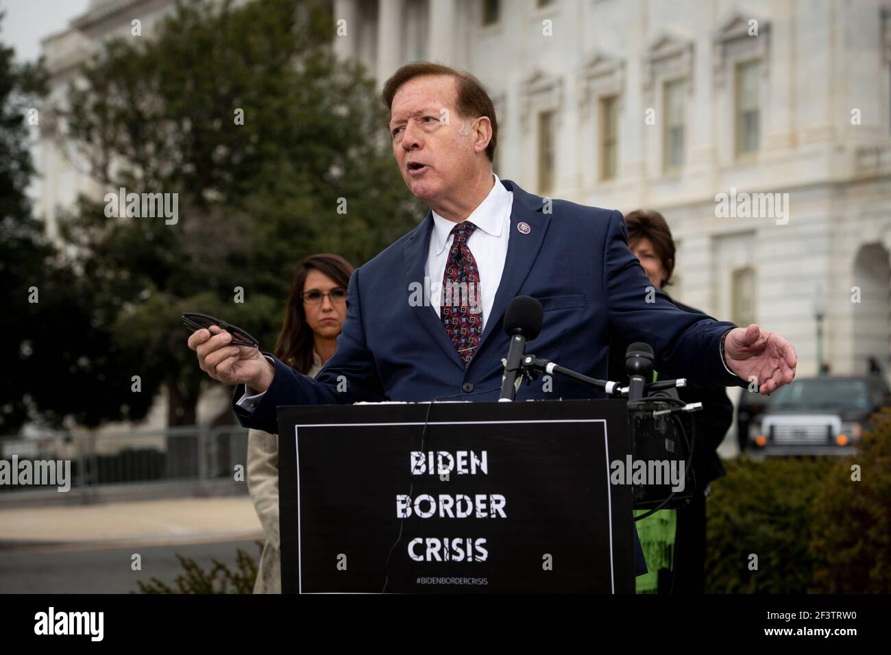 Il Rappresentante degli Stati Uniti Randy Weber (Repubblicano del Texas) offre osservazioni durante una conferenza stampa della Casa Freedom Caucus sull'immigrazione al confine meridionale, al di fuori del Campidoglio degli Stati Uniti a Washington, DC, mercoledì 17 marzo 2021. Credito: Rod Lammey/CNP /MediaPunch Foto Stock