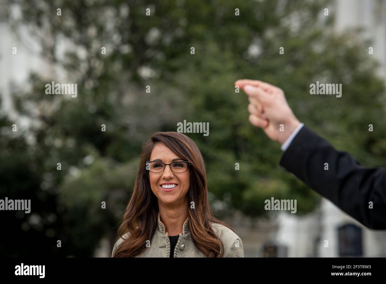 Il Rappresentante degli Stati Uniti Lauren Boebert (Repubblicano del Colorado) ascolta i relatori durante una conferenza stampa della Casa Freedom Caucus sull'immigrazione al confine meridionale, fuori del Campidoglio degli Stati Uniti a Washington, DC, mercoledì 17 marzo 2021. Credito: Rod Lammey/CNP /MediaPunch Foto Stock