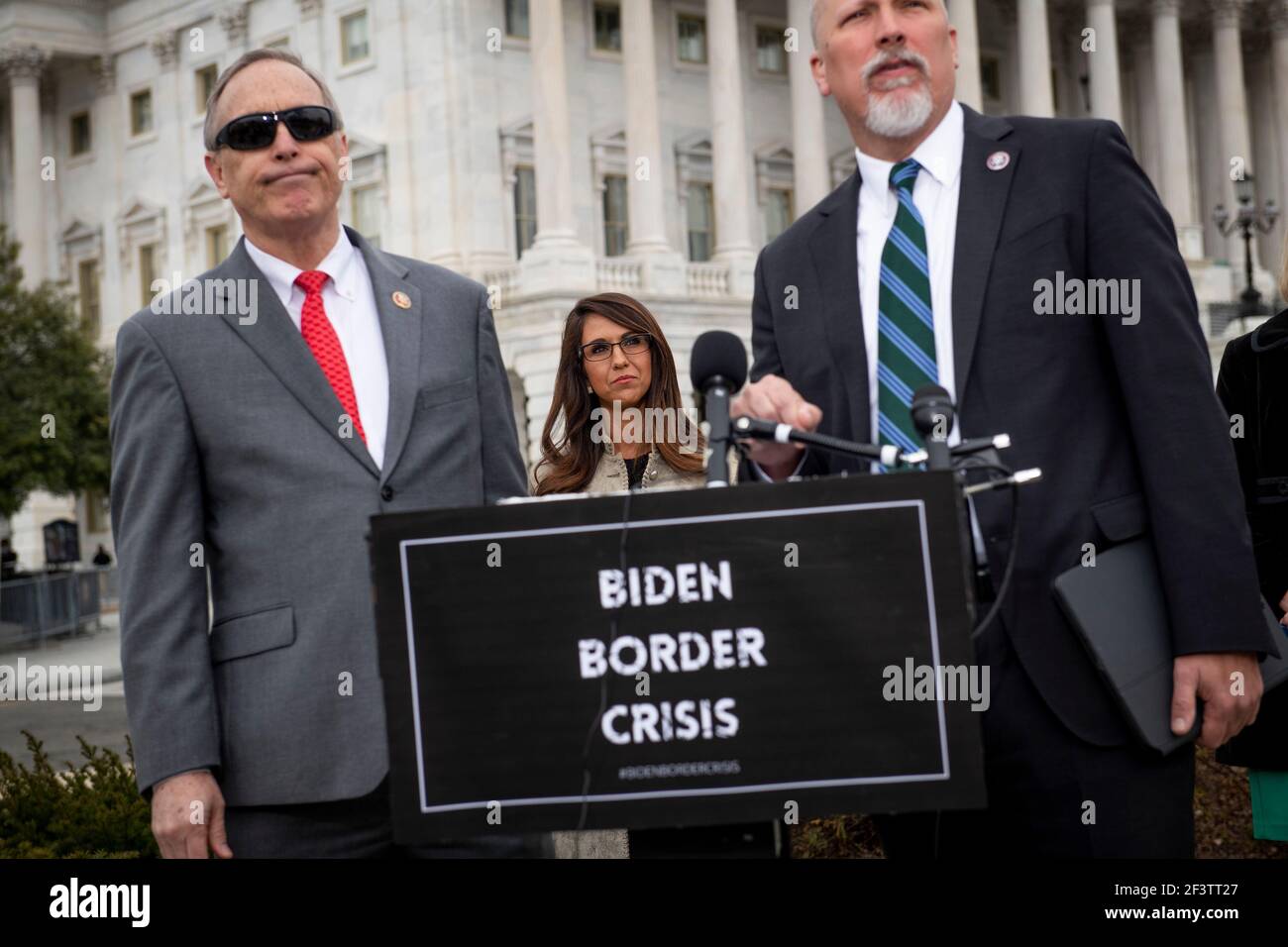 Il rappresentante degli Stati Uniti Lauren Boebert (Repubblicano del Colorado), centro, ascolta i relatori durante una conferenza stampa della Casa Freedom Caucus sull'immigrazione al confine meridionale, fuori del Campidoglio degli Stati Uniti a Washington, DC, mercoledì 17 marzo 2021. Credito: Rod Lammey/CNP /MediaPunch Foto Stock