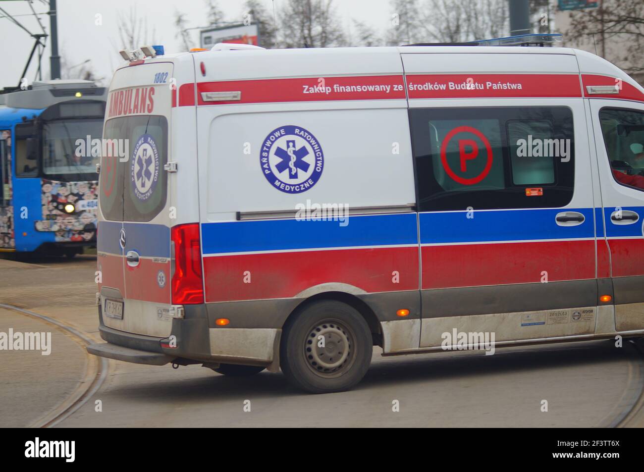 Ambulanza di emergenza, macchina di polizia e tram. Collisione nel trasporto urbano. Foto Stock