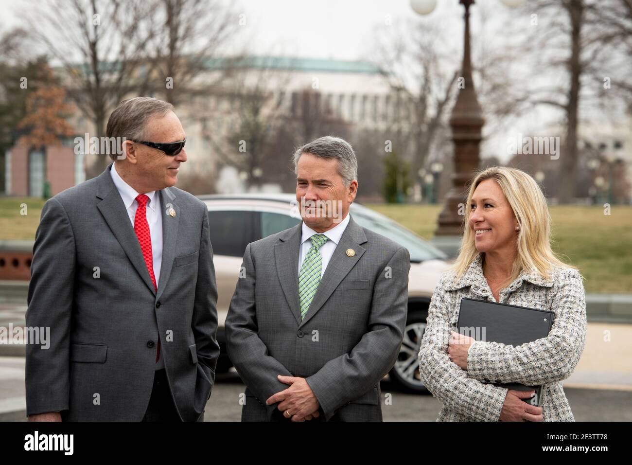 Rappresentante degli Stati Uniti Andy Biggs (repubblicano dell'Arizona), sinistra, rappresentante degli Stati Uniti Jody Hice (repubblicano della Georgia), centro, E il rappresentante degli Stati Uniti Marjorie Taylor Greene (repubblicano della Georgia), destra, chiacchiera durante una conferenza stampa dal CAucus della libertà della Camera sull'immigrazione al confine meridionale, fuori del Campidoglio degli Stati Uniti a Washington, DC, mercoledì 17 marzo 2021. Credito: Rod Lammey/CNP /MediaPunch Foto Stock