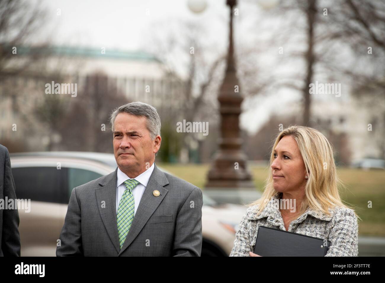 Il Rappresentante degli Stati Uniti Marjorie Taylor Greene (Repubblicano della Georgia), di destra, e il Rappresentante degli Stati Uniti Jody Hice (Repubblicano della Georgia), di sinistra, ascoltano i relatori durante una conferenza stampa della Casa Freedom Caucus sull'immigrazione al confine meridionale, fuori del Campidoglio degli Stati Uniti a Washington, DC, mercoledì 17 marzo 2021. Credito: Rod Lammey/CNP /MediaPunch Foto Stock