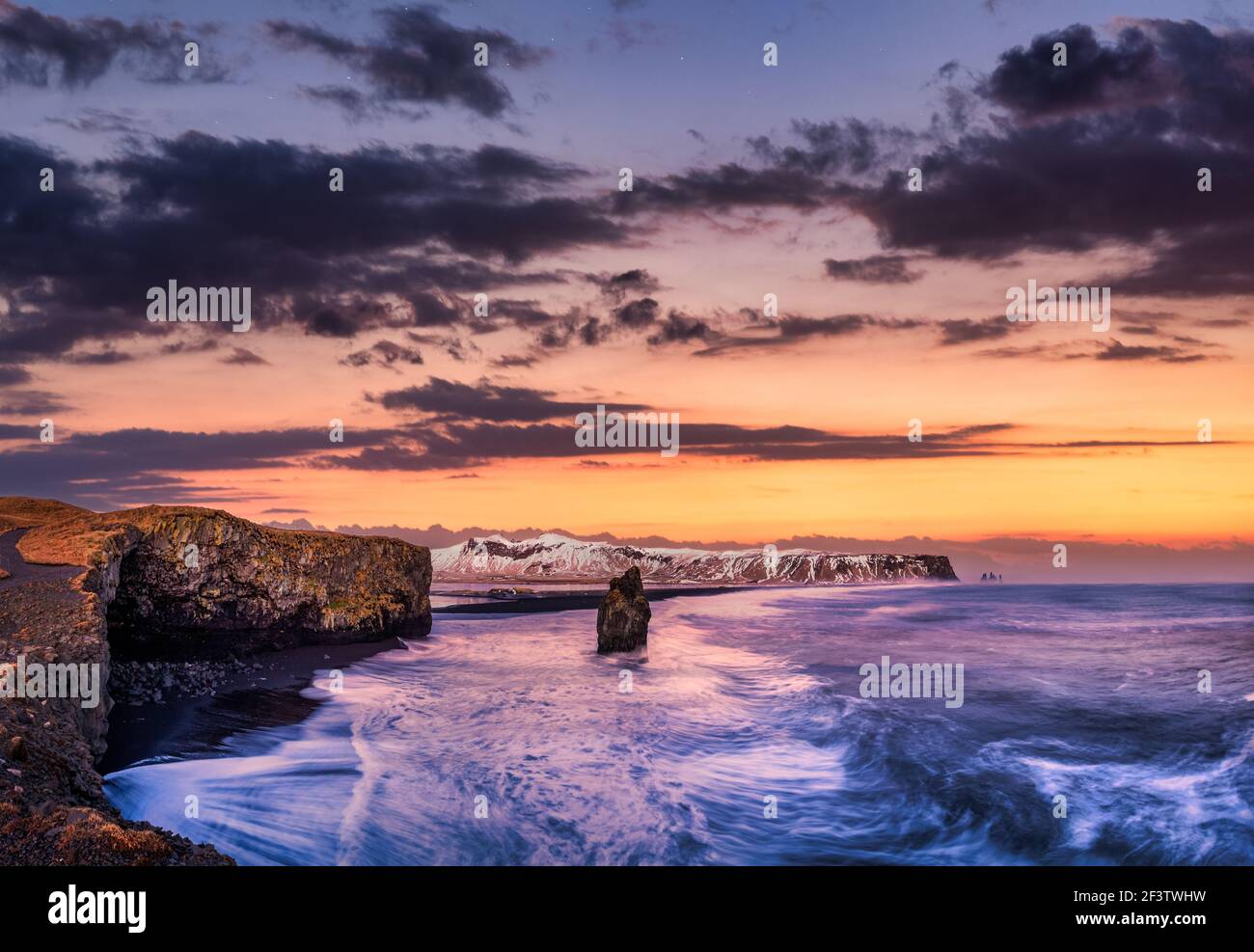 Reynisfjara spiaggia sotto uno spectuary tramonto invernale, vicino al villaggio Vik, in Islanda Foto Stock