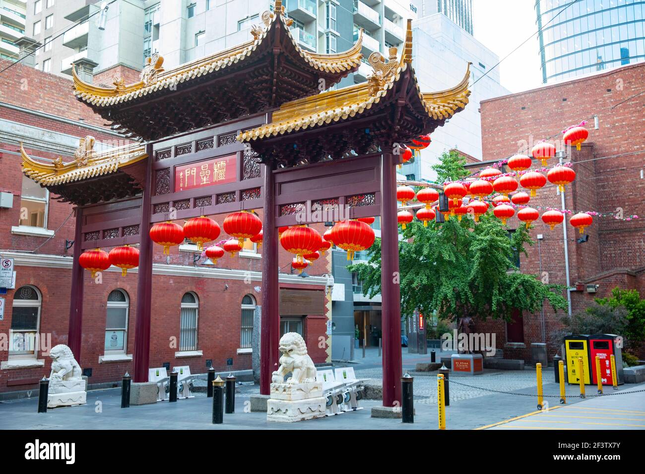 Chinatown nel centro di Melbourne con lanterne rosse in mostra Fuori in uno spazio pubblico, Victoria, Australia Foto Stock