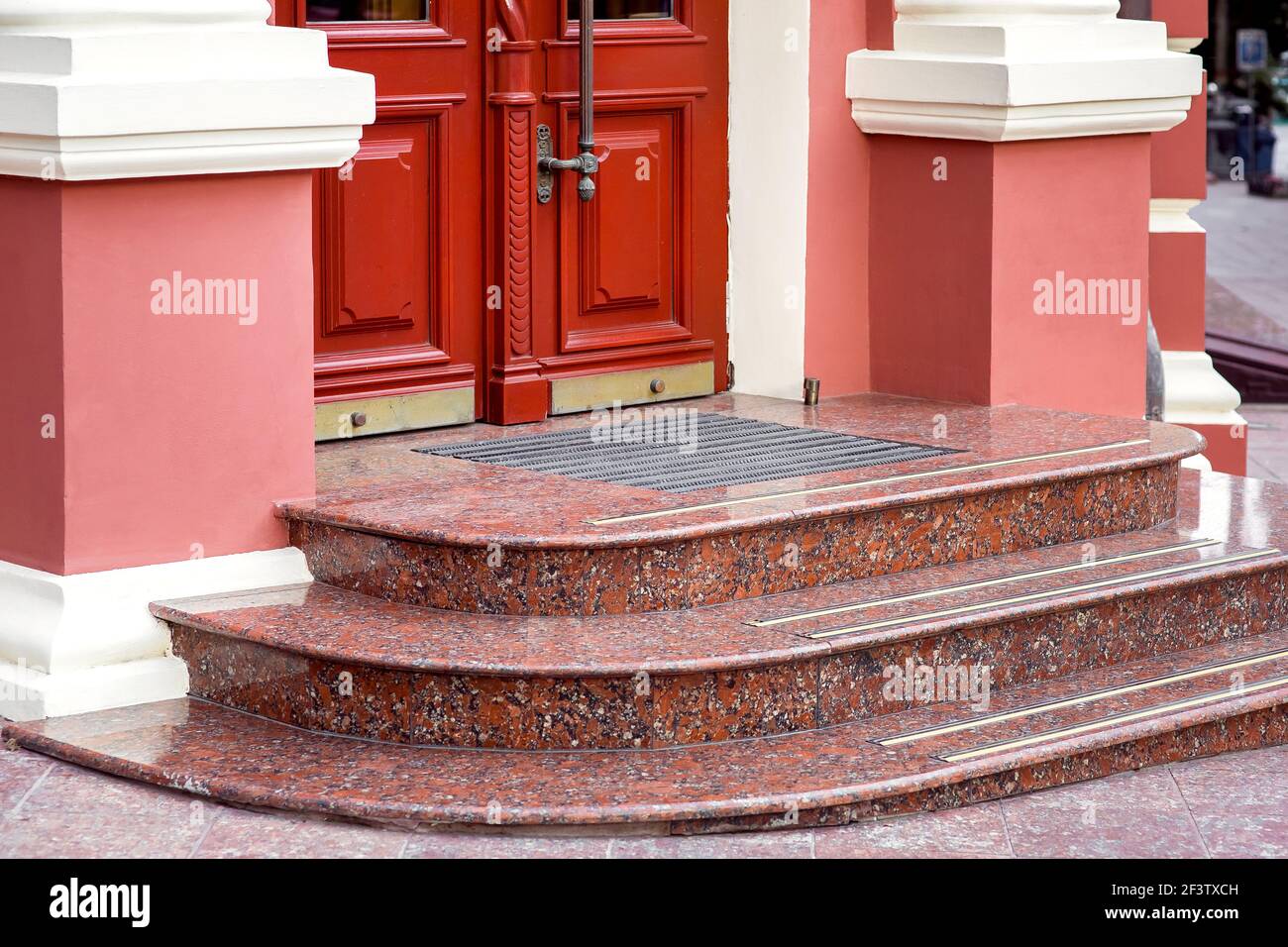 Ingresso doppia porta con soglia con scalini in marmo e foot mat closeup di stile europeo retro architettura facciata vista laterale, nessuno. Foto Stock