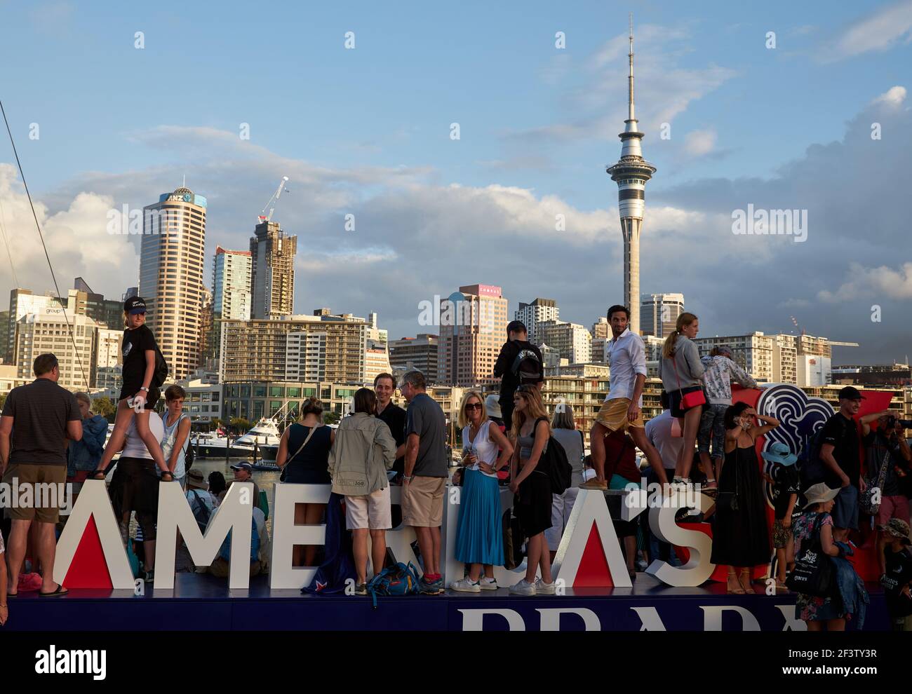 America's Cup Village ad Auckland il giorno della squadra Emirates La Nuova Zelanda ha vinto il Mug Auld Foto Stock