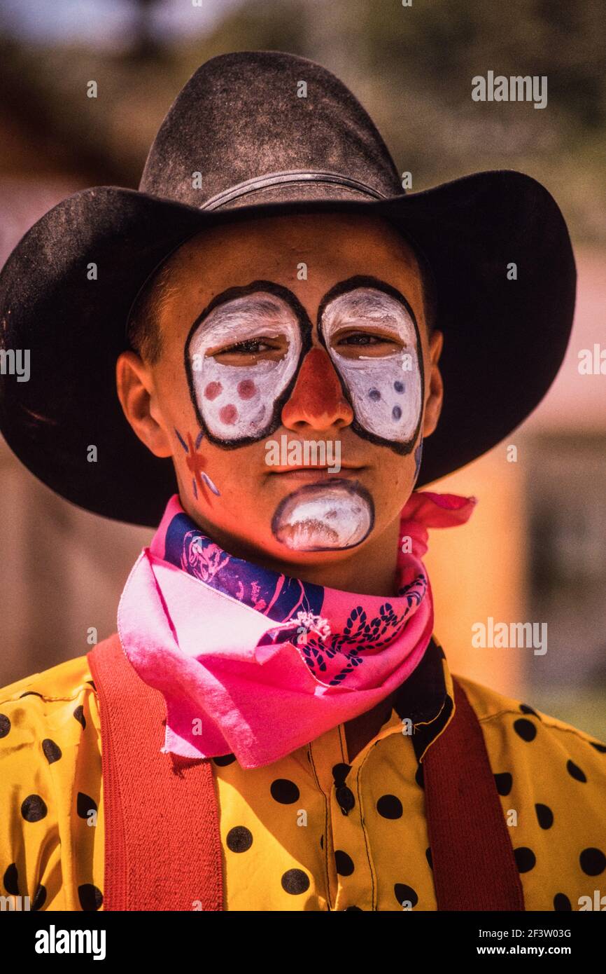 Un rodeo professionista clown o bullfighter con il suo make-up in un rodeo di piccole città in New Mexico. Il compito del clown è quello di proteggere qualsiasi cowboy caduto da Foto Stock