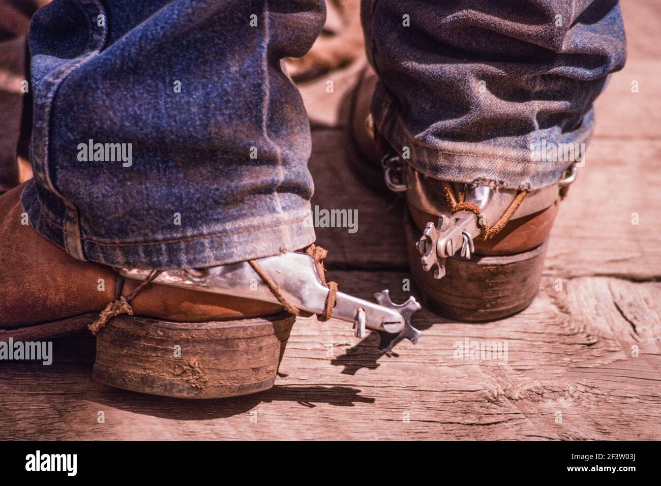 Stivali da cowboy e spur da lavoro in occasione di un rodeo nel New Mexico. Foto Stock