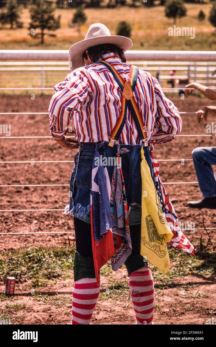Un rodeo professionista clown o bullfighter nel suo vestito colorato in un rodeo di piccole città in New Mexico. Il compito del clown è quello di proteggere qualsiasi cowboy caduto Foto Stock