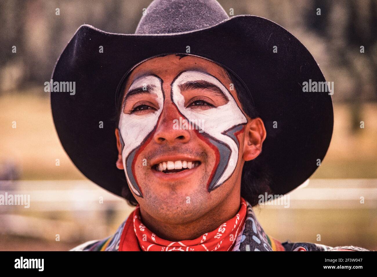 Un rodeo professionista clown o bullfighter con il suo make-up in un rodeo di piccole città in New Mexico. Il compito del clown è quello di proteggere qualsiasi cowboy caduto da Foto Stock