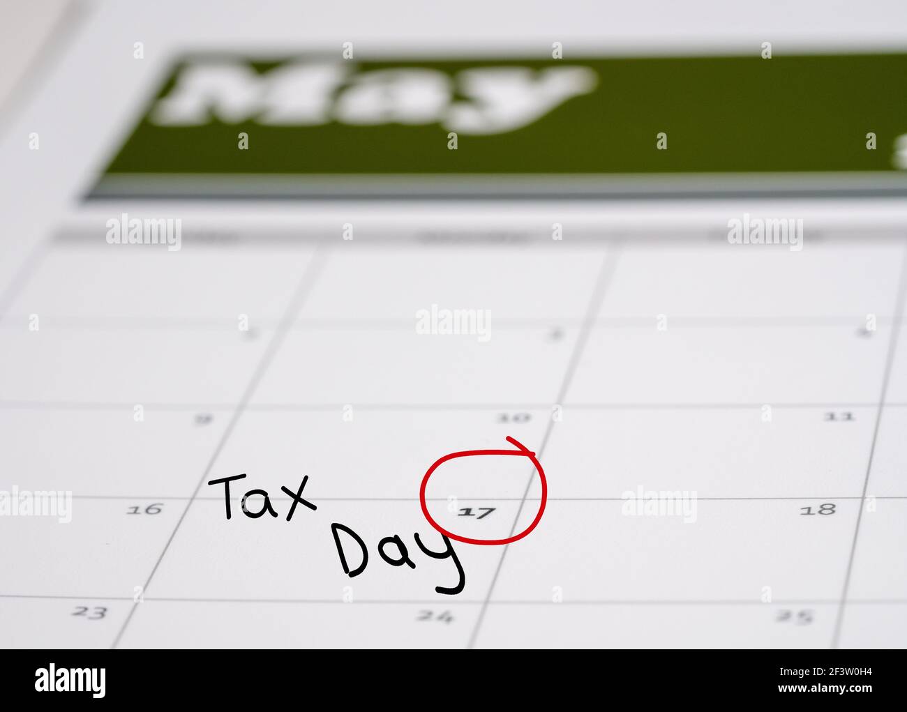 Calendario con nota del giorno delle imposte inserita nella data di maggio 17 per illustrare la nuova data di deposito della dichiarazione dei redditi del 17 maggio 2021. Foto Stock