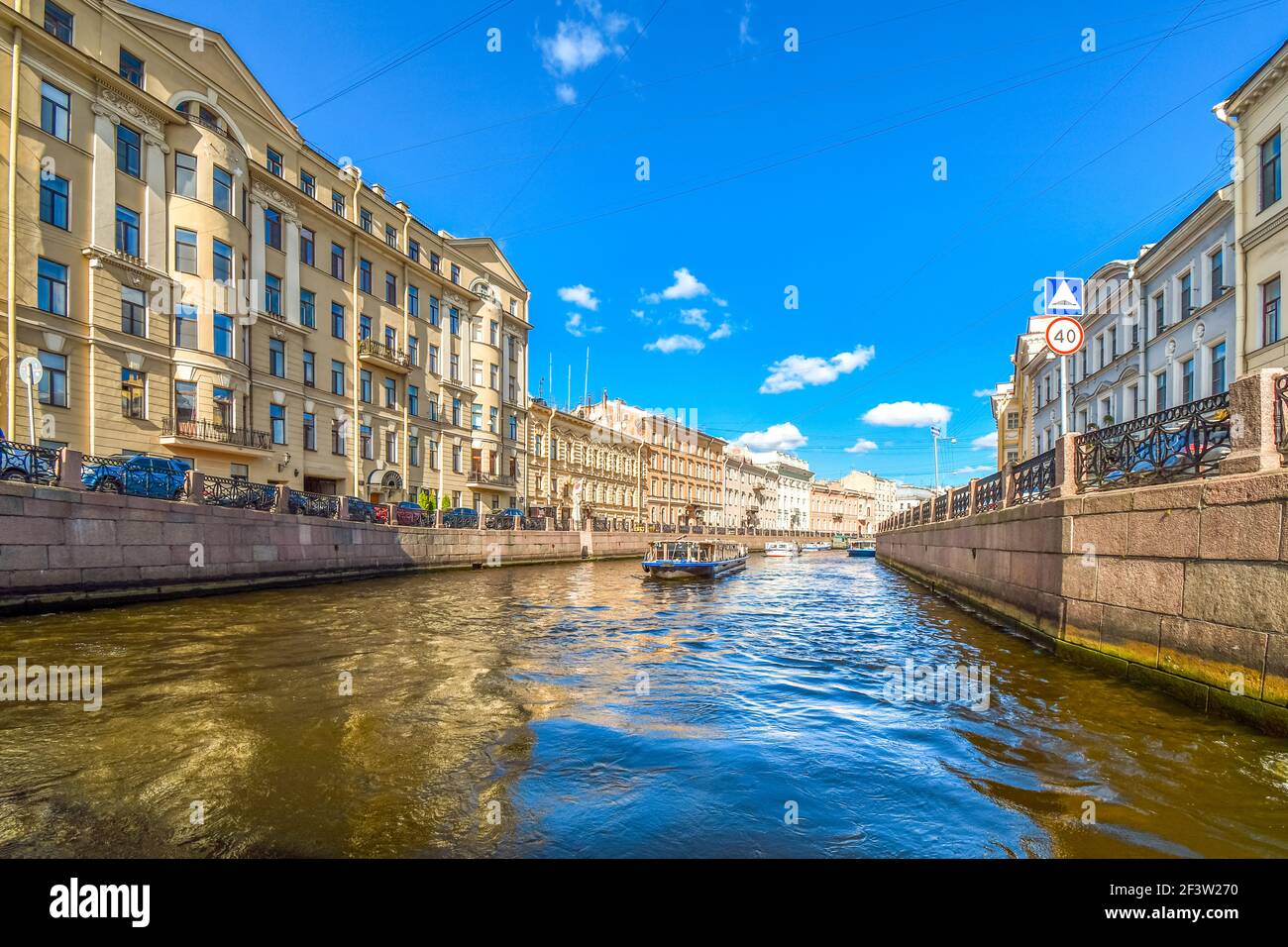 Vista da un tour in barca sulle acque del fiume Neva nel centro turistico di San Pietroburgo, Russia. Foto Stock