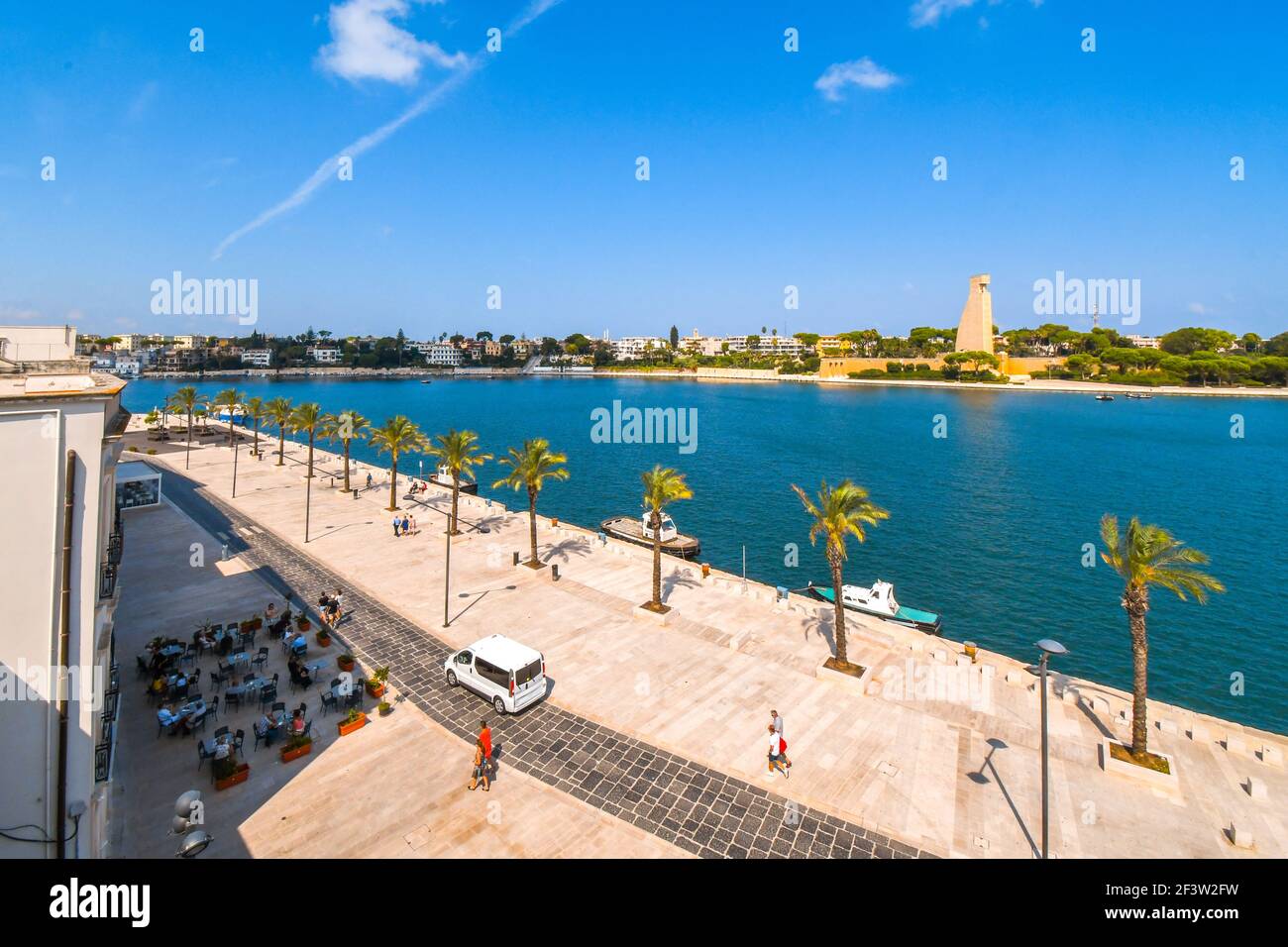 Il Monumento al Sailor Italiano, passeggiata e baia nella città portuale di Brindisi Italia nella regione meridionale della Puglia. Foto Stock