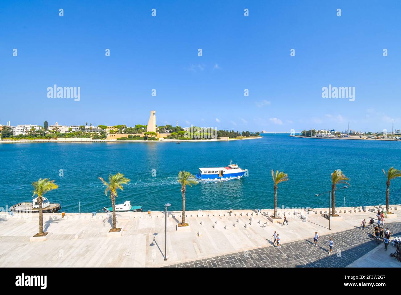 Il Monumento al Sailor Italiano, passeggiata e baia nella città portuale di Brindisi Italia nella regione meridionale della Puglia. Foto Stock