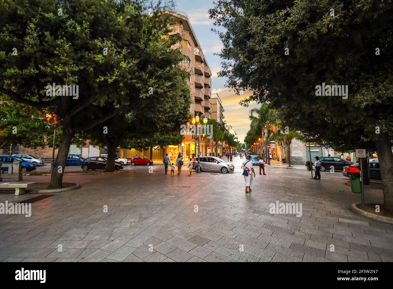 Gli italiani potranno godersi una passegiata di prima serata nei pressi di Piazza Vittorio Emanuele sul corso Umberto, la strada principale che attraversa la città di Brindisi Italia. Foto Stock