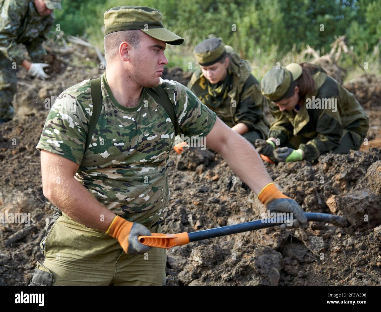 Un volontario lavora con una pala nel sito di scavo durante  l'evento.spedizione internazionale di ricerca "Rzhev. Kalinin Front" si è  tenuto dal 3 al 17 settembre non lontano dal Memoriale di Rzhev