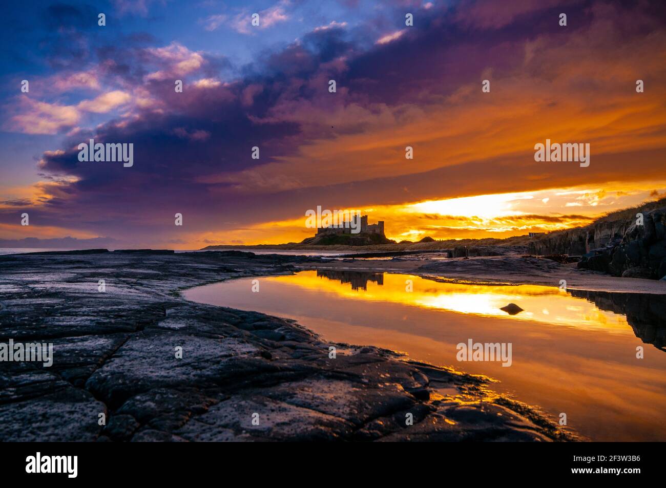 Il Castello di Bamburgh è uno dei panorami più rappresentativi del nord dell'Inghilterra, situato sulla costa del Northumberland, in Inghilterra Foto Stock